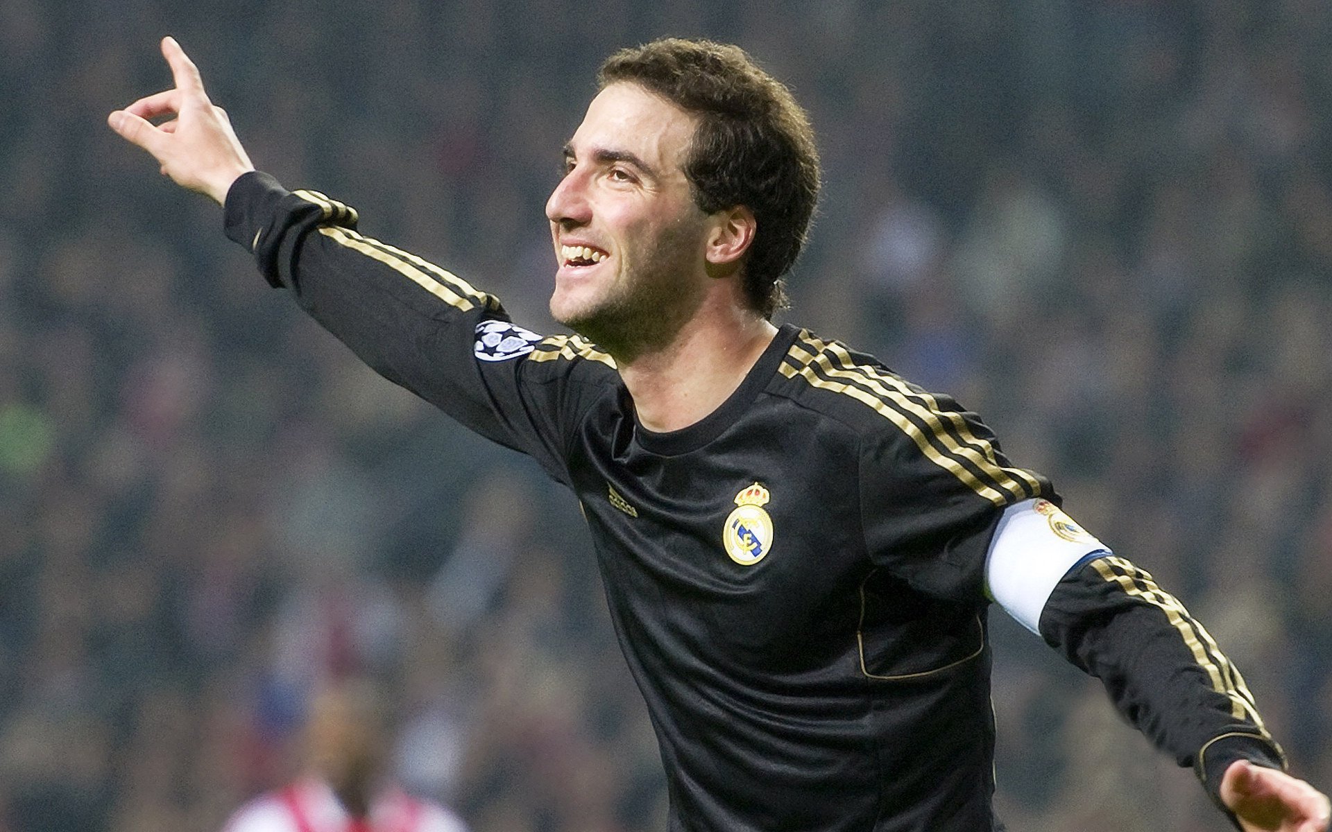 国际大赛再次掀起热潮，球迷激情致胜喝彩庆祝，国际球赛名称